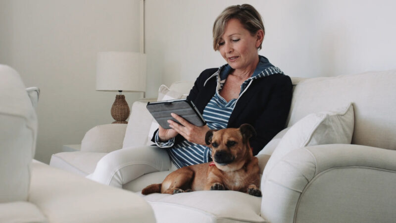 A woman utilizes digital platforms of public service